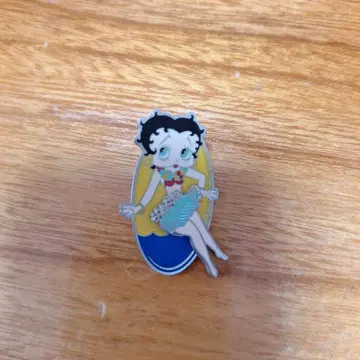 베티  부프 핀 배지