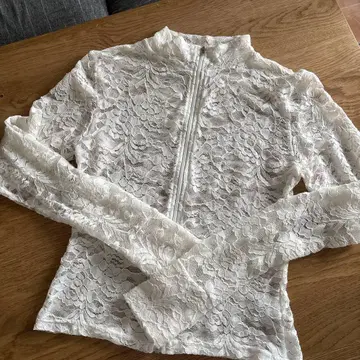 레이스 레이어드 하이넥 상의 poppy 화이트