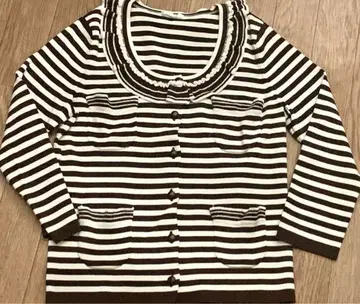 TO BE CHIC 보더 상의 가디건 브라운 x 화이트 프릴 새상품급