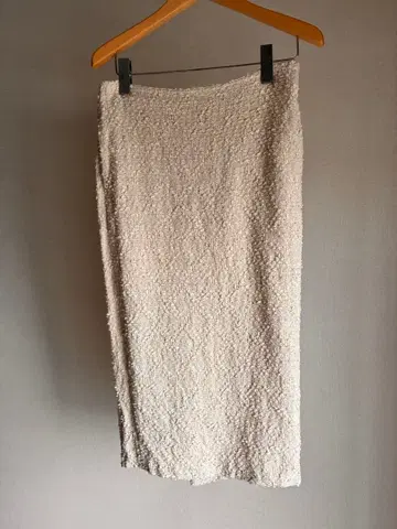 크림색 타이트 롱 스커트 슬릿 포함