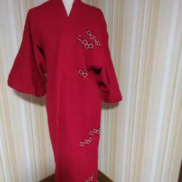 빨간색 자수 들어간 털실 타입 기모노