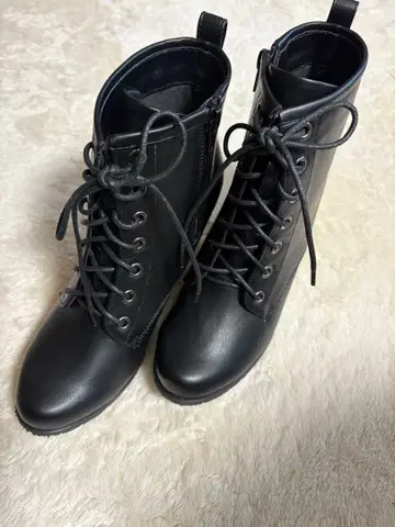 블랙 레이스업 부츠 하이힐