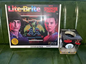 Netflix 스트레인저 싱스 Lite Brite/매직 8볼