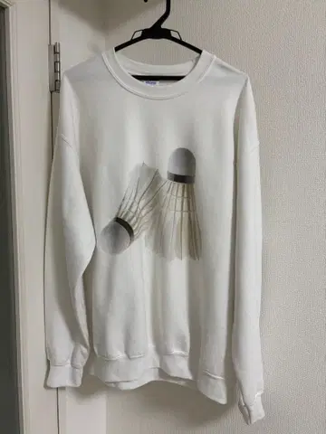 셔틀콕 프린트 화이트 맨투맨