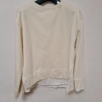 사이드 슬릿 크림색 트레이닝복