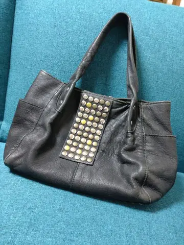 TRES 트레 스터드 장식 블랙 가죽 토트백