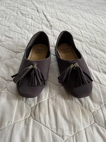 오데트 에 오딜 태슬 장식 다크 그레이 플랫슈즈