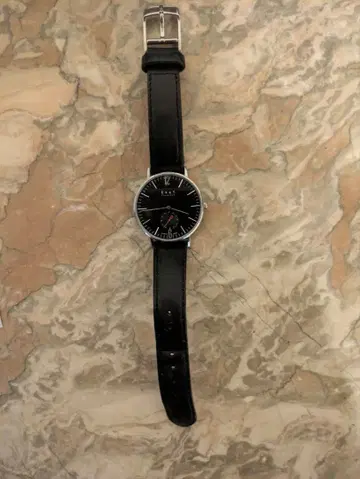 블랙 가죽 손목시계