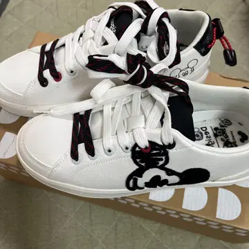 미키 자수 화이트 스니커즈