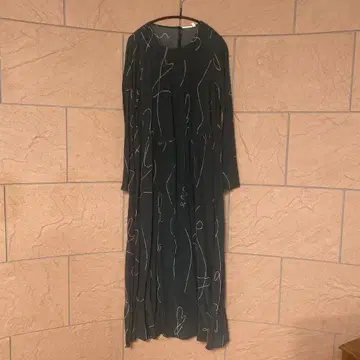 블랙 선화 무늬 긴팔 원피스