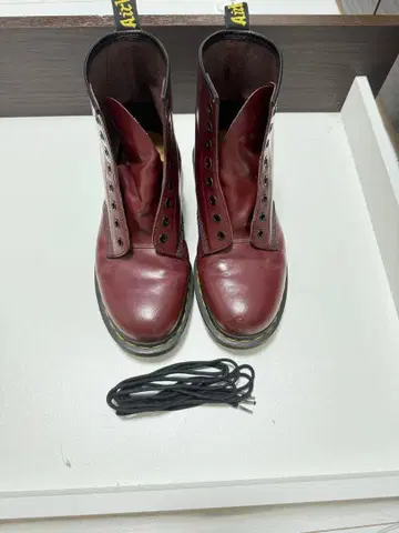 해외 닥터마틴 8홀 체리 레드 uk8 27cm
