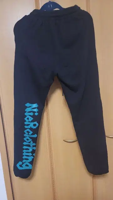 NiER 블랙 스웨트 팬츠 파란색 로고 포함