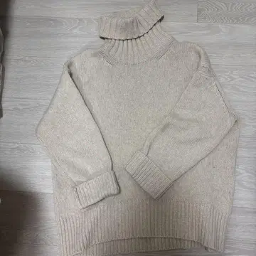베이지 터틀넥 니트 S 사이즈