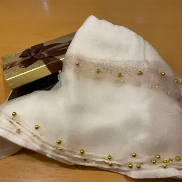 화이트 스톨 골드 컬러 비즈 포함