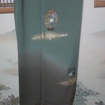 그린 컬러 호몬기 꽃병과 꽃 그림