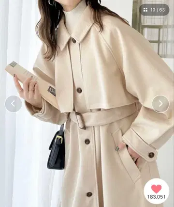 화이트 롱 코트