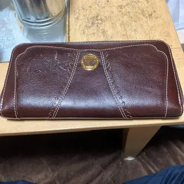 브라운 가죽 장지갑 약간의 흠집 있습니다.