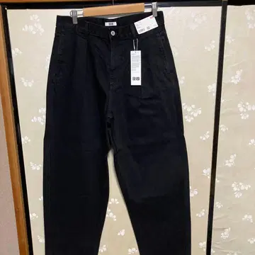 유니클로 U 데님 턱 팬츠 09 블랙 29인치