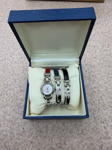 시계와 3개의 밴딩 세트