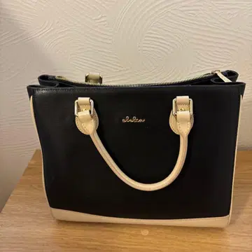 합성 피혁 토트백 블랙과 베이지