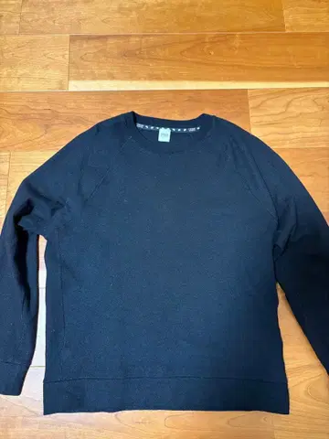 블랙 라운드넥 트레이닝복