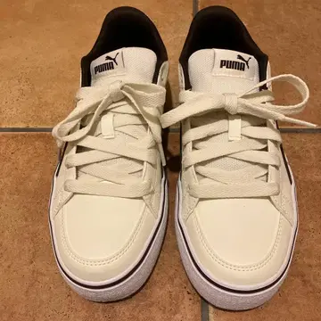 PUMA 화이트 스니커즈