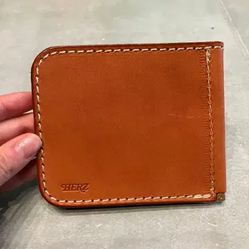 HERZ 브라운 가죽 머니클립 카멜