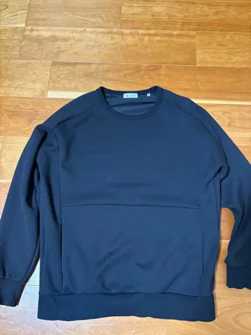 블랙 라운드넥 맨투맨