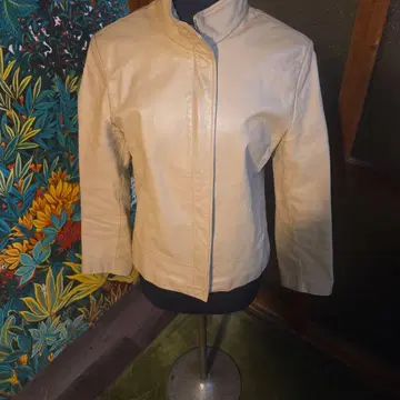 크림색 가죽 스탠드 카라 자켓