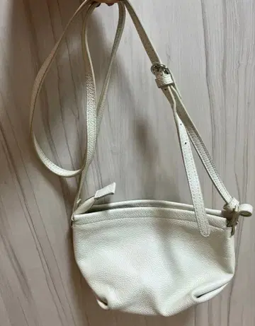 어반 리서치 숄더백 미니 가죽 화이트