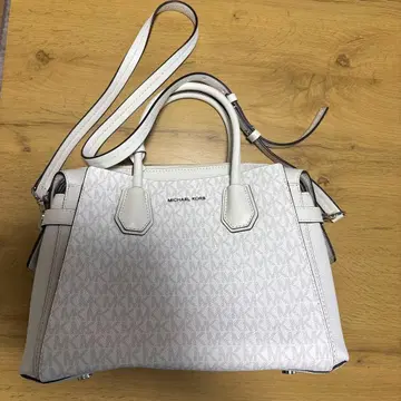 마이클코어스 숄더백 화이트