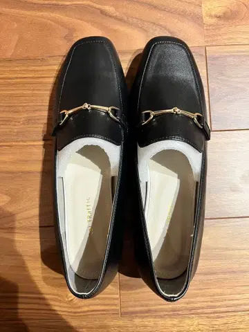 로퍼 블랙 골드 금장 장식 포함