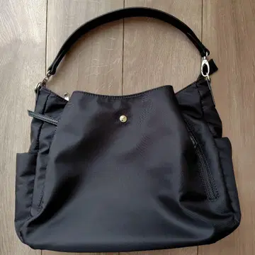 바깥 주머니가 충실한 숄더백 블랙