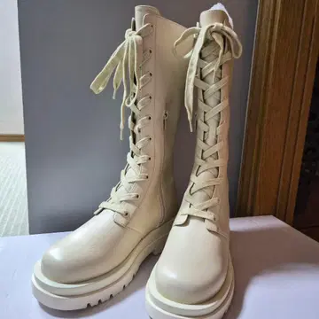 라우나레아 화이트 레이스업 롱 부츠