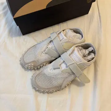 화이트 메쉬 스니커즈 푸마 모스트로