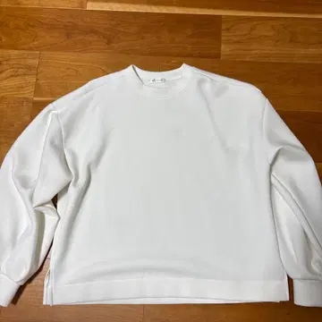 화이트 크루넥 맨투맨