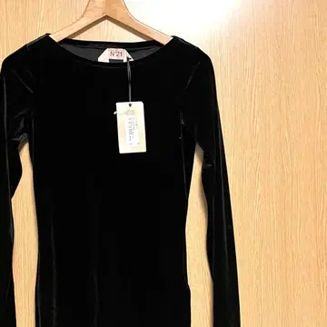 새상품 23AW 누메로 벤투노 벨벳 상의 티셔츠 블랙