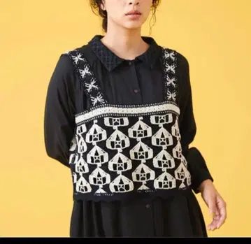 호코모모라 자수 장식 블랙 앤 아이보리 베스트