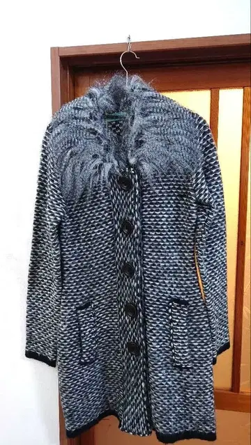 복슬복슬 옷깃의 니트 롱 코트