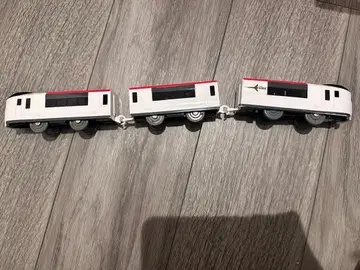 프라레일 화이트와 빨간색 차량