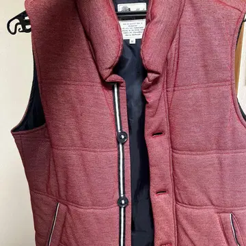 빨간색 M 사이즈 버튼 달린 베스트