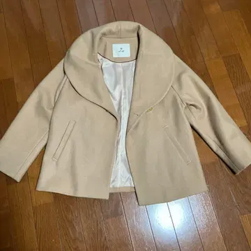 베이지 라운드 칼라 코트