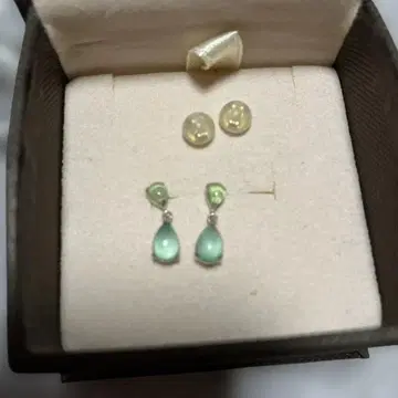 그린 컬러와 투명한 디자인의 드롭 귀걸이 2 커플 세트