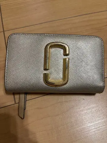 마크 제이콥스 로고 이단 접이식 지갑