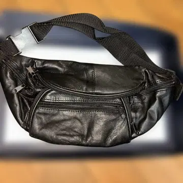 가죽 바디백 블랙 5 포켓