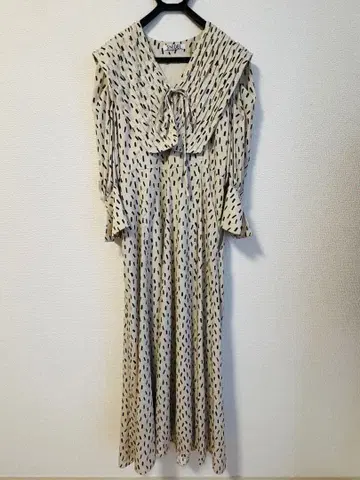 SNIDEL 빅칼라 클래시컬 A라인 원피스