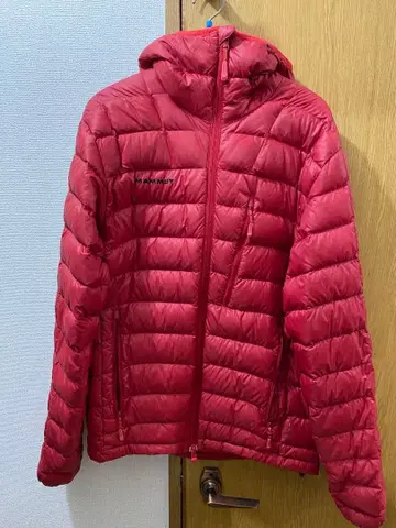 MAMMUT 빨간색 후드 부착 다운 자켓