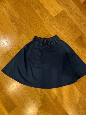 BEAMS HEART 네이비 플레어 스커트