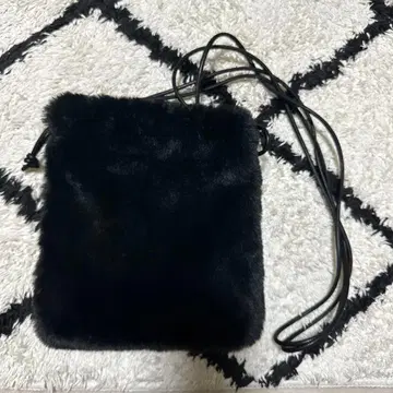 [새상품급] 블랙과 그린의 퍼 미니백