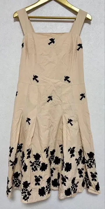 슬리브리스 무릎 기장 원피스 베이지